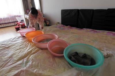 镇巴楼上漏水，住户失联，小区没物管，业主维权难！律师来支招……